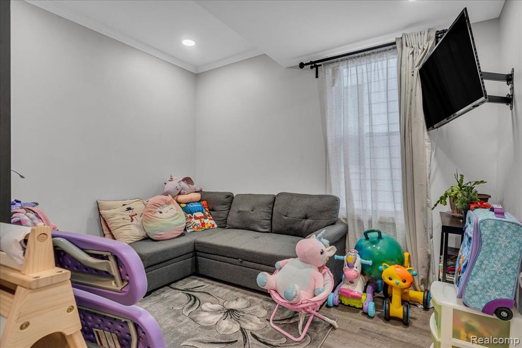 HamtramcK, Michigan 48212, United States, 4 Bedrooms Bedrooms, ,3 BathroomsBathrooms,Residential,Pending,192814