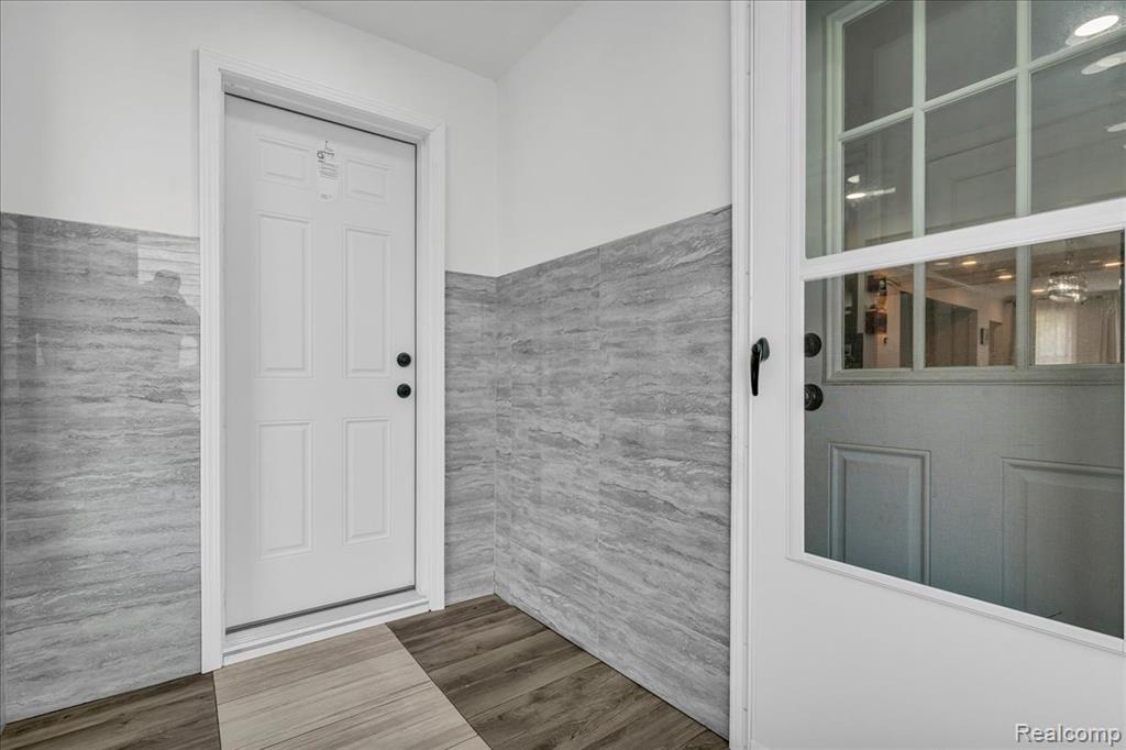 HamtramcK, Michigan 48212, United States, 4 Bedrooms Bedrooms, ,3 BathroomsBathrooms,Residential,Pending,192814