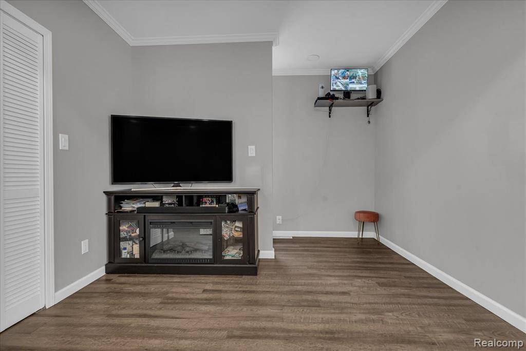 HamtramcK, Michigan 48212, United States, 4 Bedrooms Bedrooms, ,3 BathroomsBathrooms,Residential,Pending,192814