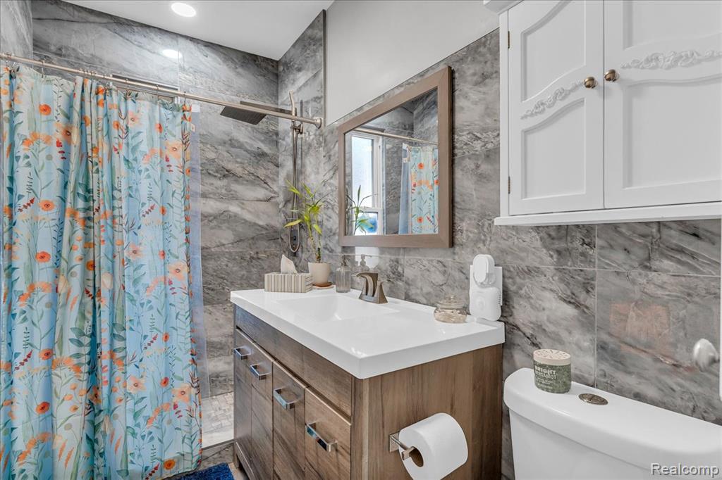 HamtramcK, Michigan 48212, United States, 4 Bedrooms Bedrooms, ,3 BathroomsBathrooms,Residential,Pending,192814