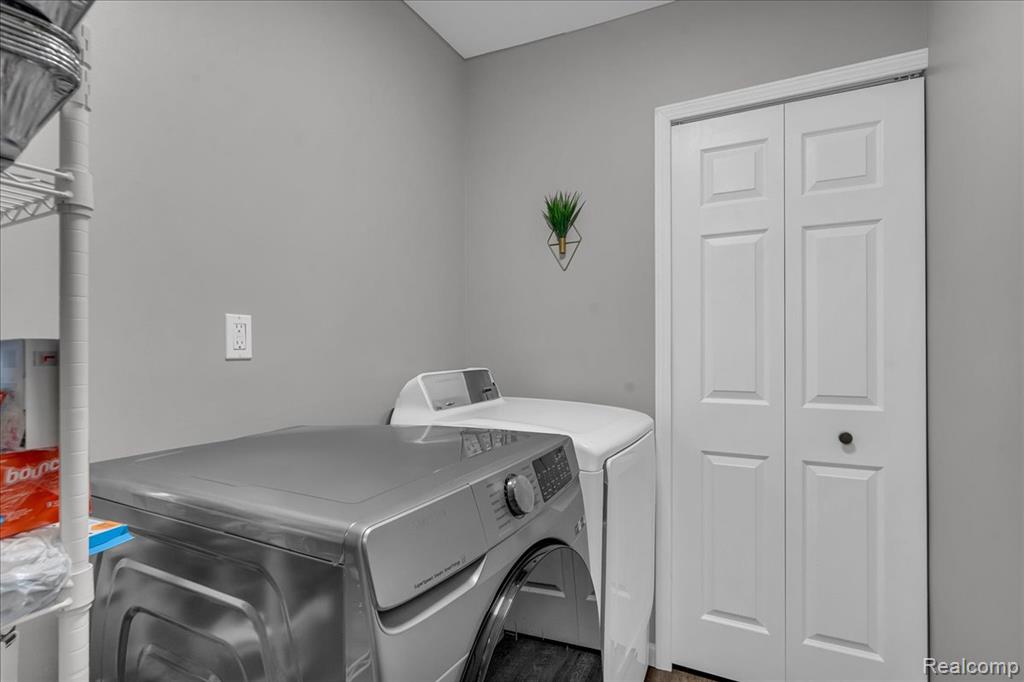 HamtramcK, Michigan 48212, United States, 4 Bedrooms Bedrooms, ,3 BathroomsBathrooms,Residential,Pending,192814