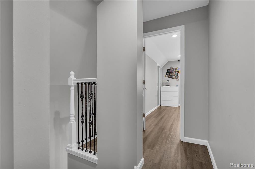 HamtramcK, Michigan 48212, United States, 4 Bedrooms Bedrooms, ,3 BathroomsBathrooms,Residential,Pending,192814