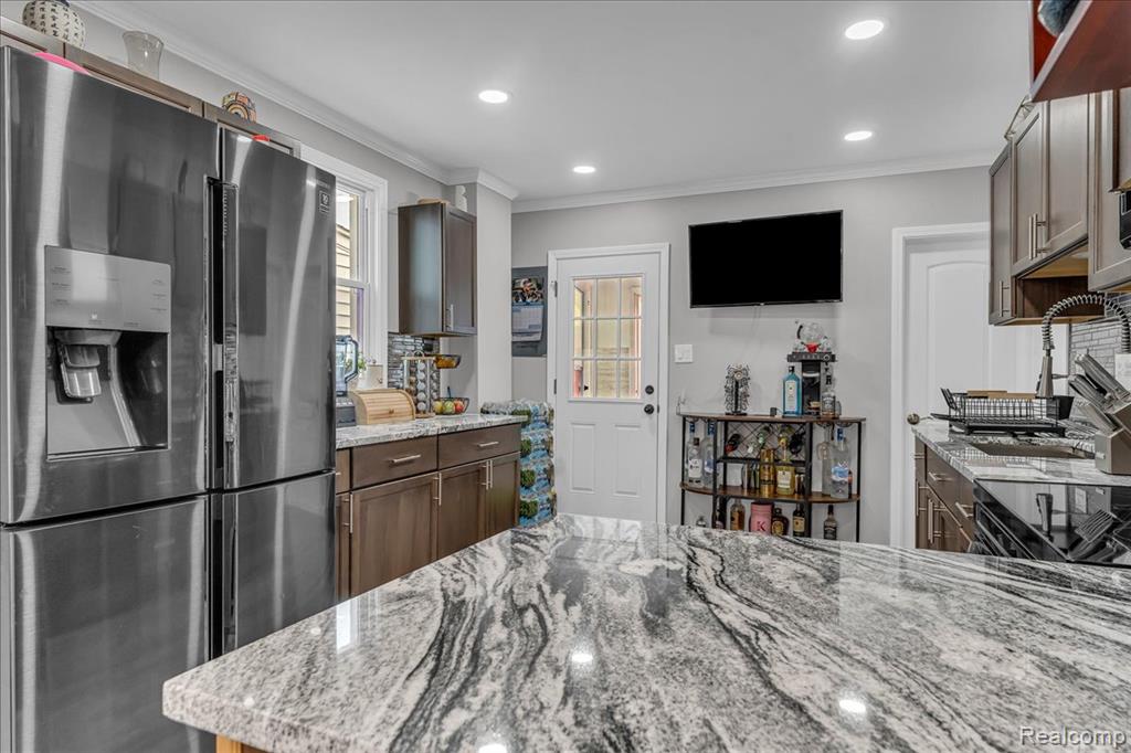 HamtramcK, Michigan 48212, United States, 4 Bedrooms Bedrooms, ,3 BathroomsBathrooms,Residential,Pending,192814