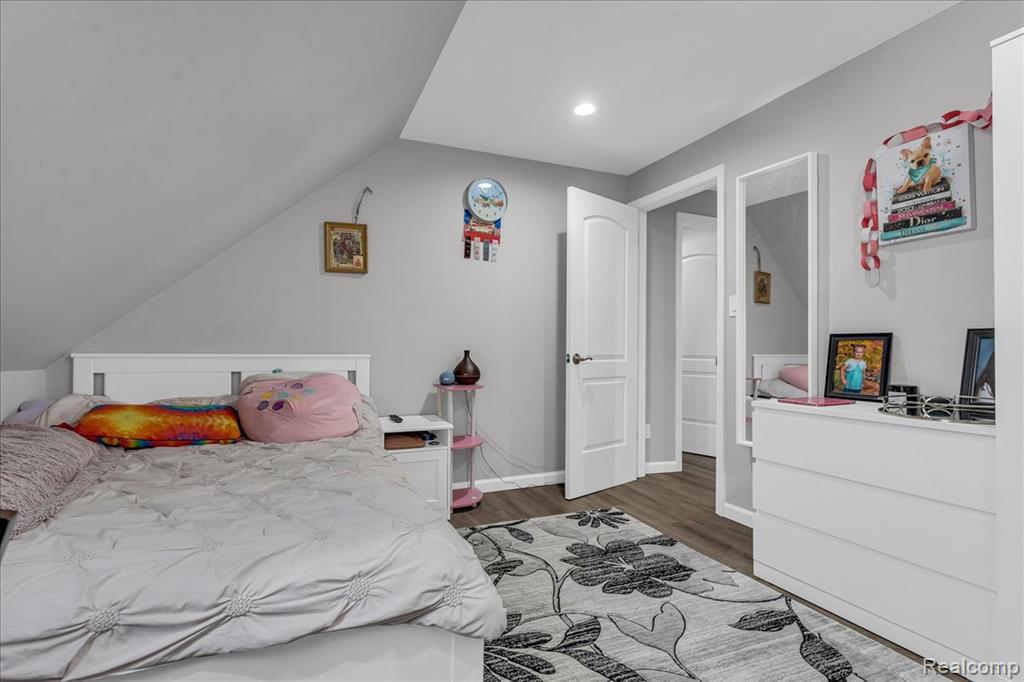 HamtramcK, Michigan 48212, United States, 4 Bedrooms Bedrooms, ,3 BathroomsBathrooms,Residential,Pending,192814