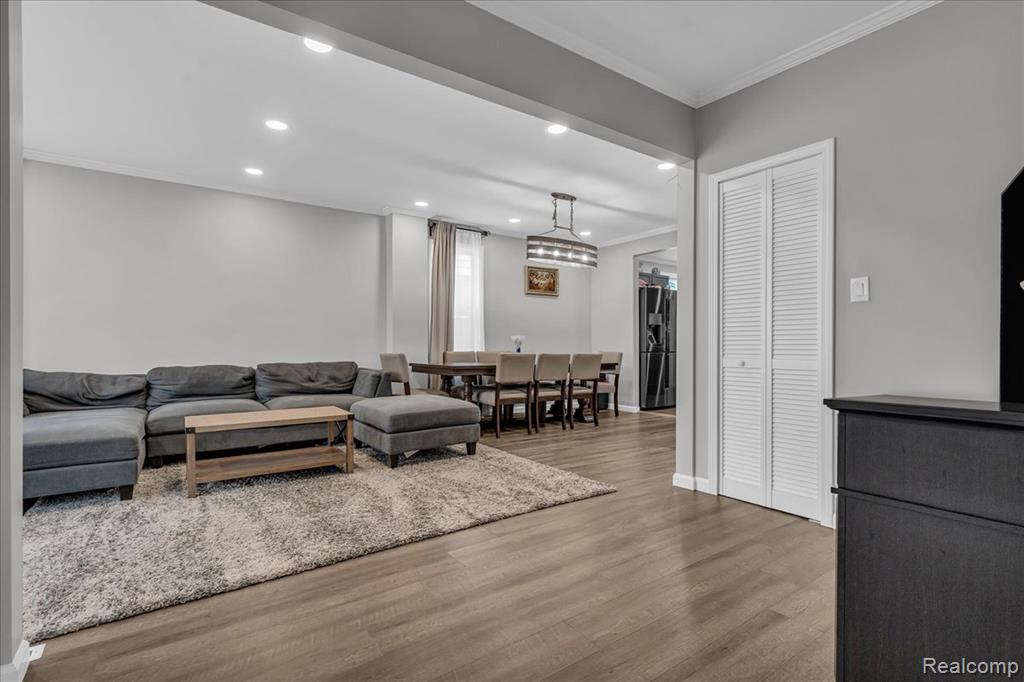 HamtramcK, Michigan 48212, United States, 4 Bedrooms Bedrooms, ,3 BathroomsBathrooms,Residential,Pending,192814