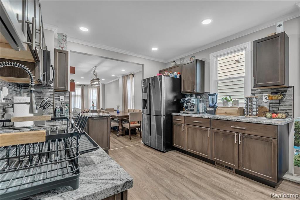 HamtramcK, Michigan 48212, United States, 4 Bedrooms Bedrooms, ,3 BathroomsBathrooms,Residential,Pending,192814