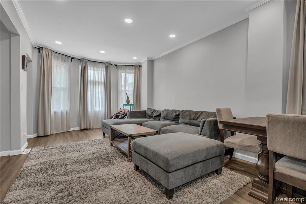 HamtramcK, Michigan 48212, United States, 4 Bedrooms Bedrooms, ,3 BathroomsBathrooms,Residential,Pending,192814