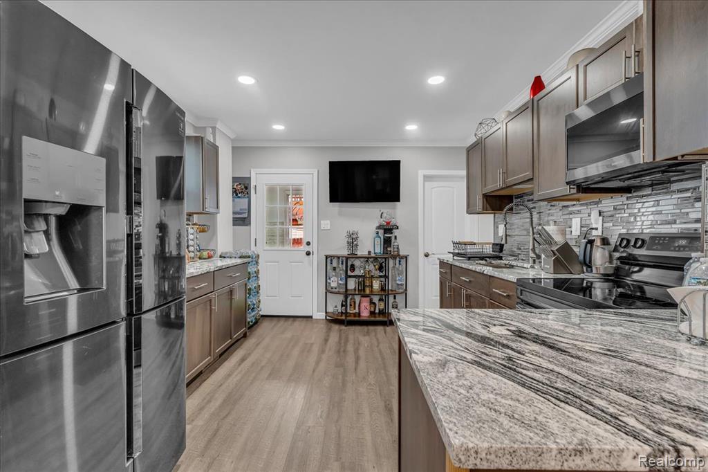 HamtramcK, Michigan 48212, United States, 4 Bedrooms Bedrooms, ,3 BathroomsBathrooms,Residential,Pending,192814