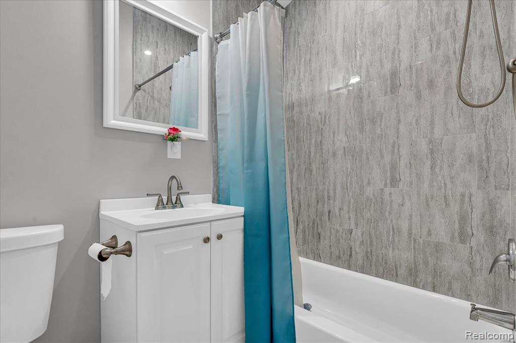 HamtramcK, Michigan 48212, United States, 4 Bedrooms Bedrooms, ,3 BathroomsBathrooms,Residential,Pending,192814