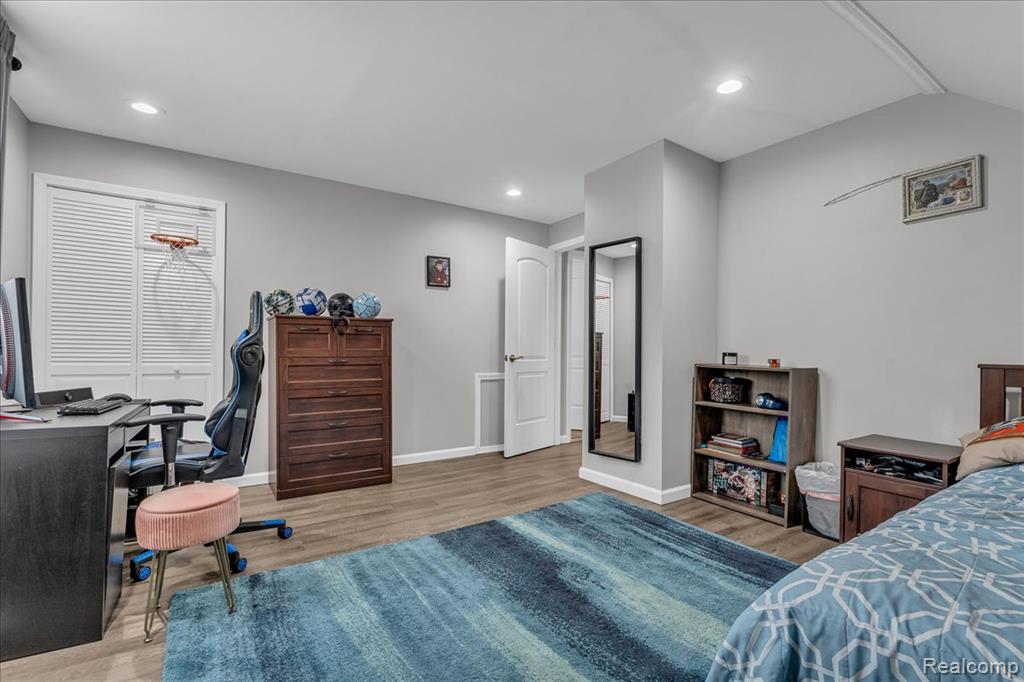 HamtramcK, Michigan 48212, United States, 4 Bedrooms Bedrooms, ,3 BathroomsBathrooms,Residential,Pending,192814