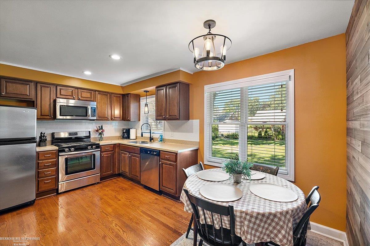 Saint Clair Shores, Michigan 48080, United States, 2 Bedrooms Bedrooms, ,2 BathroomsBathrooms,Residential,Active,197492