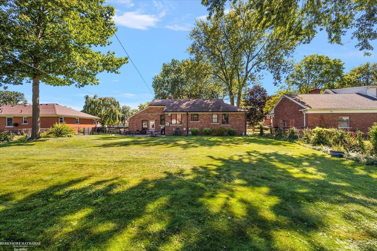 Saint Clair Shores, Michigan 48080, United States, 2 Bedrooms Bedrooms, ,2 BathroomsBathrooms,Residential,Active,197492