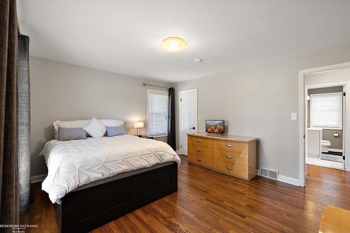 Saint Clair Shores, Michigan 48080, United States, 2 Bedrooms Bedrooms, ,2 BathroomsBathrooms,Residential,Active,197492