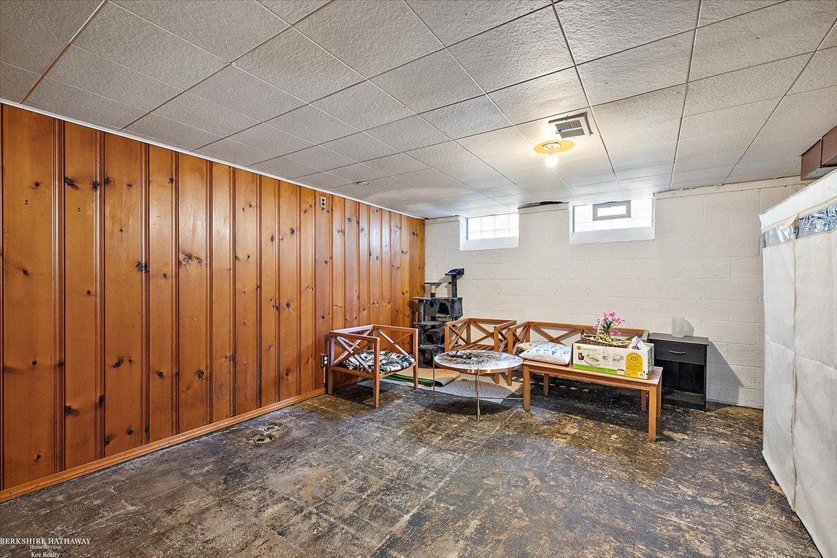 Saint Clair Shores, Michigan 48080, United States, 2 Bedrooms Bedrooms, ,2 BathroomsBathrooms,Residential,Active,197492