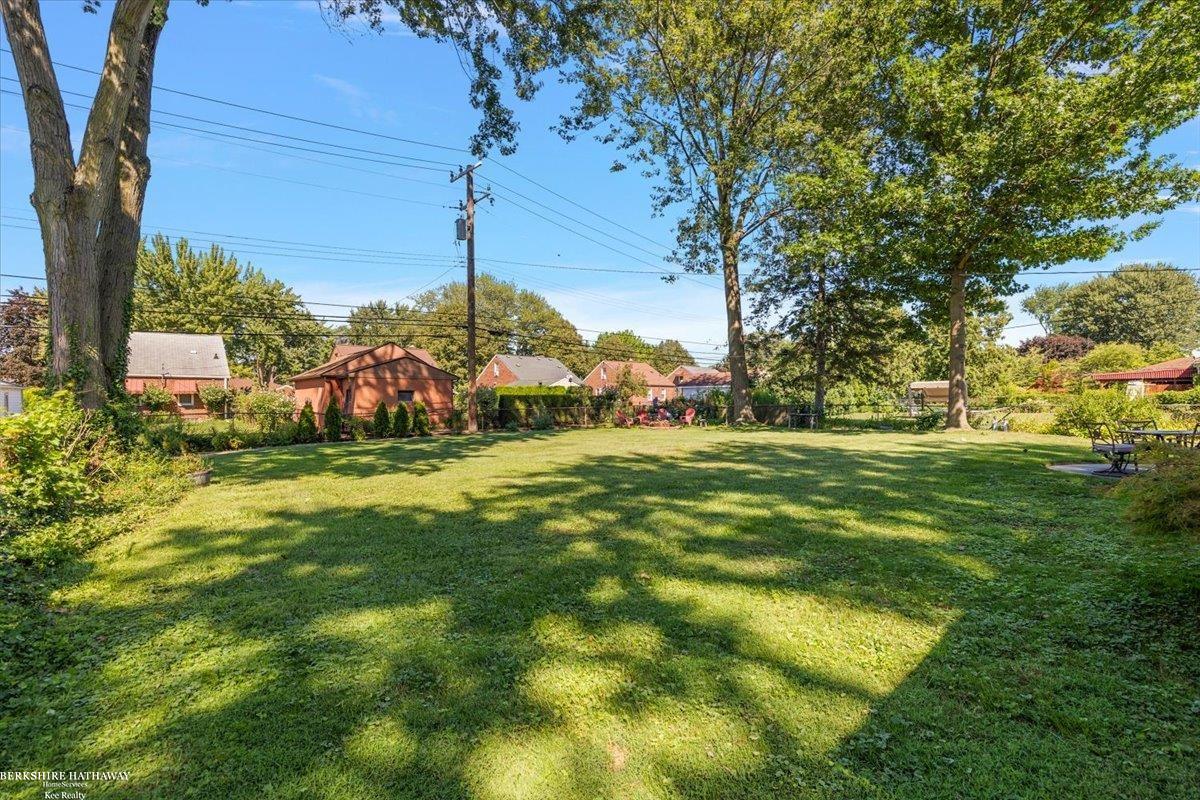 Saint Clair Shores, Michigan 48080, United States, 2 Bedrooms Bedrooms, ,2 BathroomsBathrooms,Residential,Active,197492