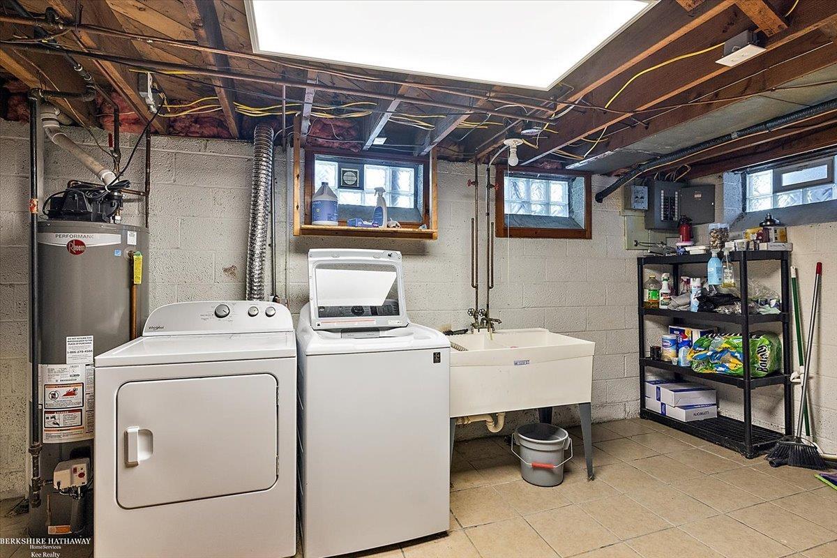 Saint Clair Shores, Michigan 48080, United States, 2 Bedrooms Bedrooms, ,2 BathroomsBathrooms,Residential,Active,197492