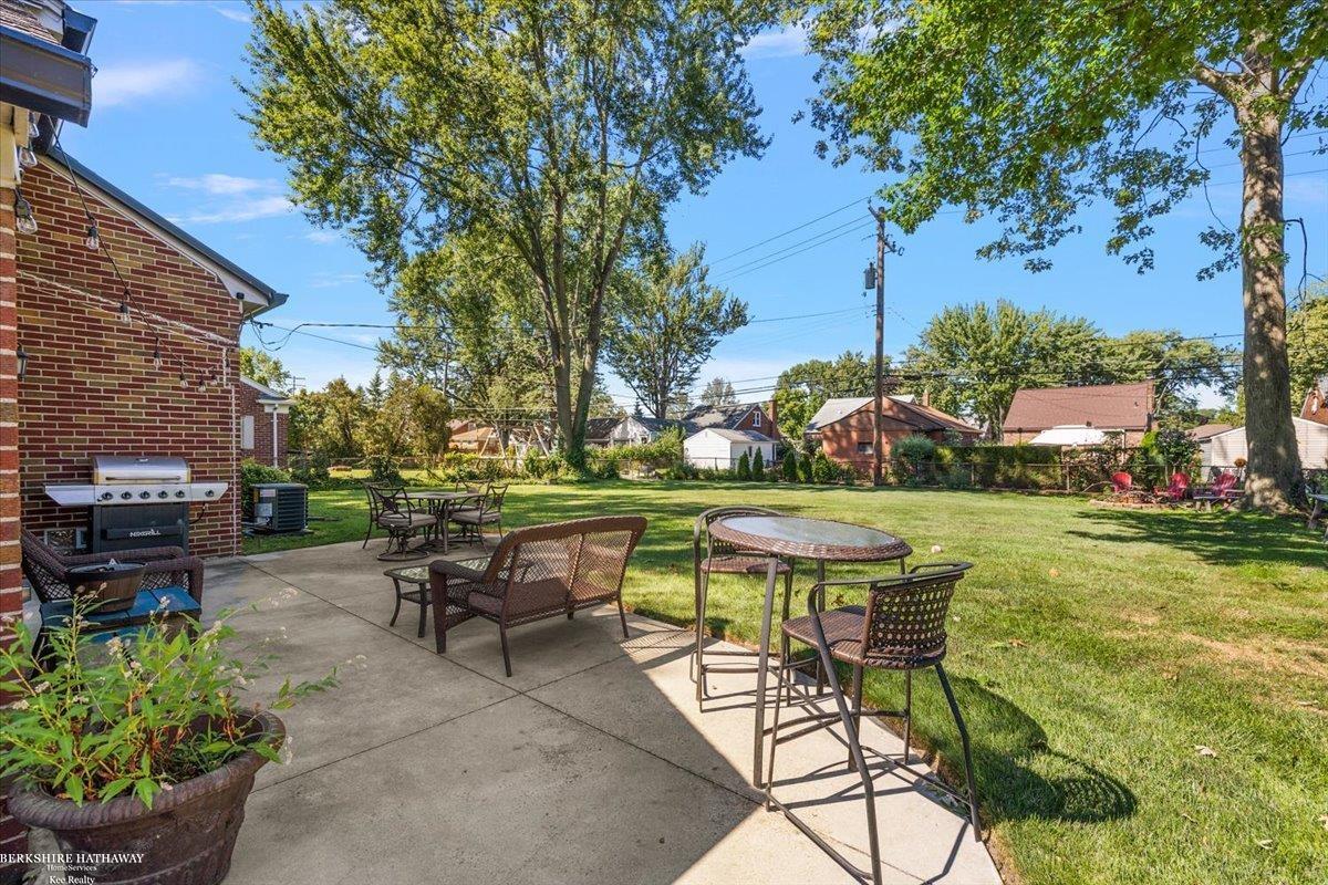 Saint Clair Shores, Michigan 48080, United States, 2 Bedrooms Bedrooms, ,2 BathroomsBathrooms,Residential,Active,197492