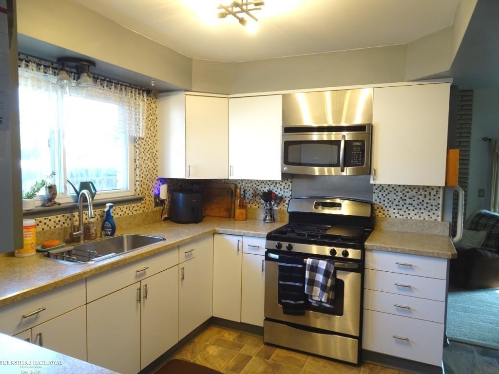 Sterling Heights, Michigan 48312, United States, 3 Bedrooms Bedrooms, ,2 BathroomsBathrooms,Residential,Pending,213563