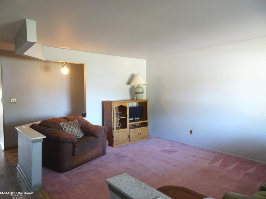 Sterling Heights, Michigan 48312, United States, 3 Bedrooms Bedrooms, ,2 BathroomsBathrooms,Residential,Pending,213563