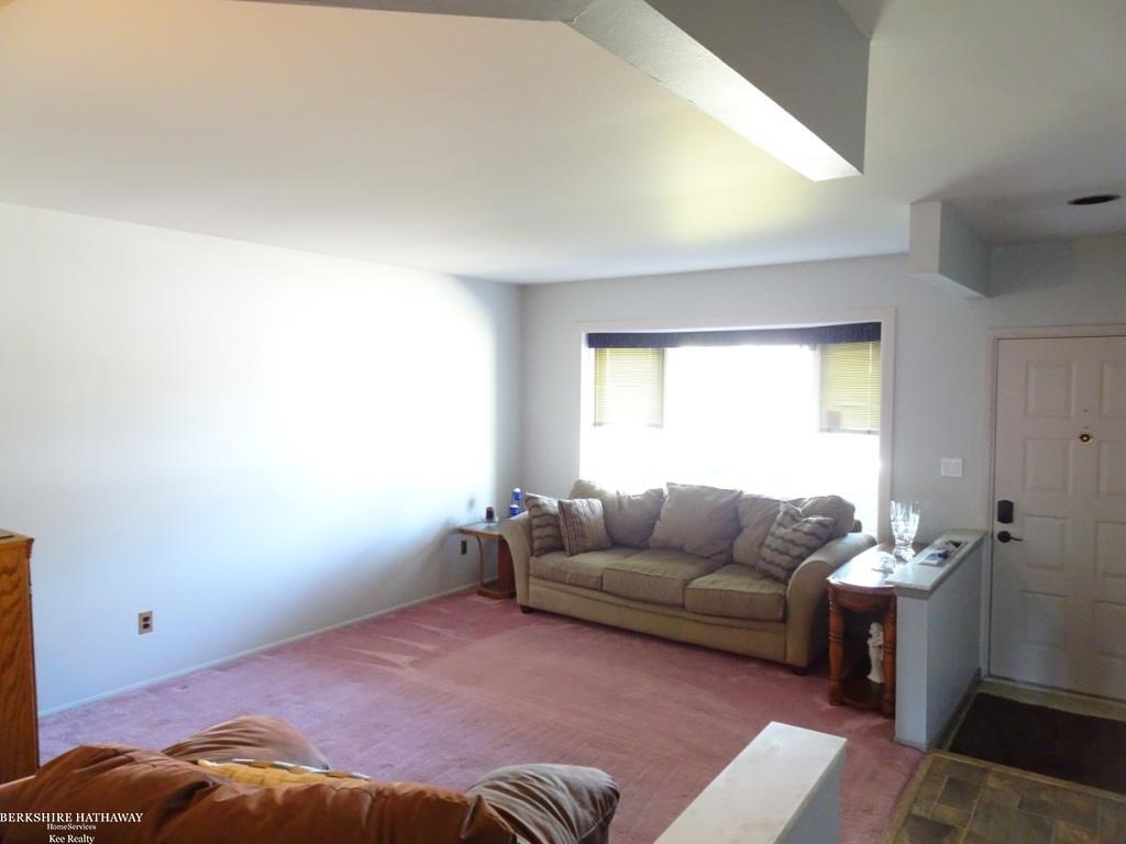 Sterling Heights, Michigan 48312, United States, 3 Bedrooms Bedrooms, ,2 BathroomsBathrooms,Residential,Pending,213563