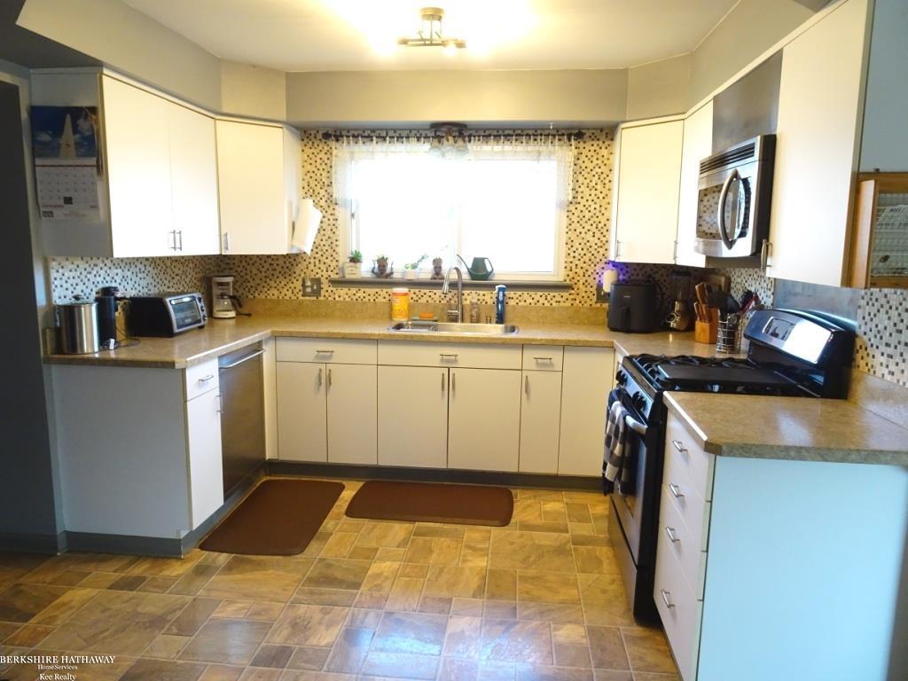 Sterling Heights, Michigan 48312, United States, 3 Bedrooms Bedrooms, ,2 BathroomsBathrooms,Residential,Pending,213563