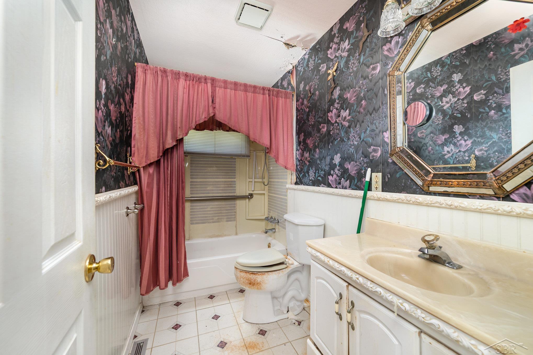 Saginaw, Michigan 48601, United States, 3 Bedrooms Bedrooms, ,1 BathroomBathrooms,Residential,Pending,196924