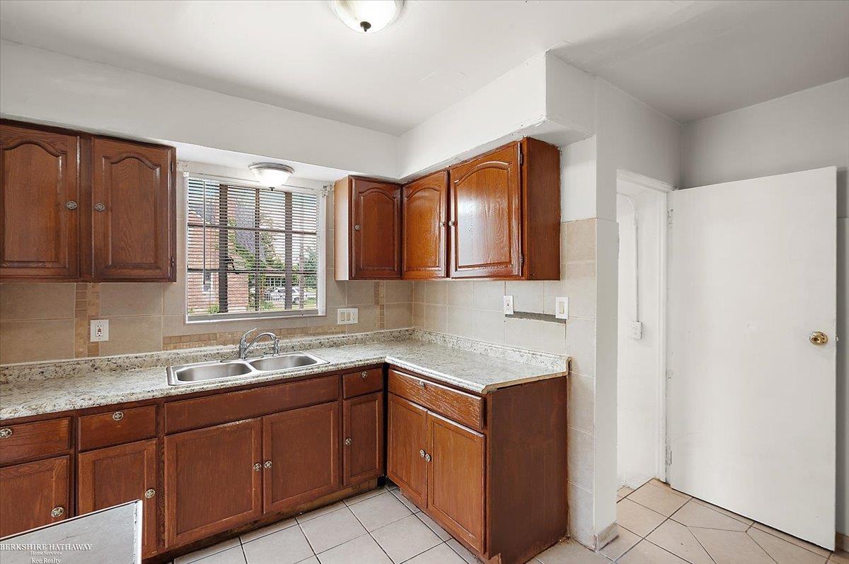 Detroit, Michigan 48227, United States, 3 Bedrooms Bedrooms, ,2 BathroomsBathrooms,Residential,Active,220236