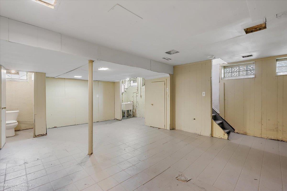 Detroit, Michigan 48227, United States, 3 Bedrooms Bedrooms, ,2 BathroomsBathrooms,Residential,Active,220236