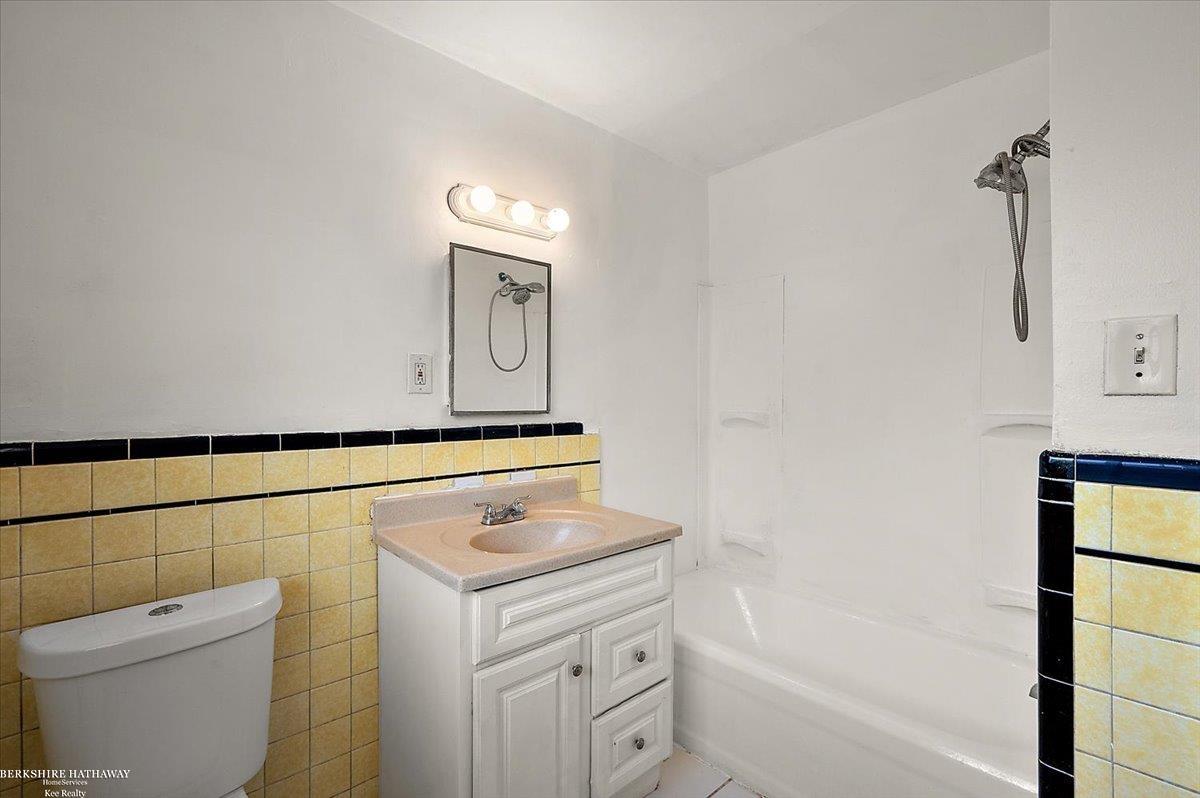 Detroit, Michigan 48227, United States, 3 Bedrooms Bedrooms, ,2 BathroomsBathrooms,Residential,Active,220236