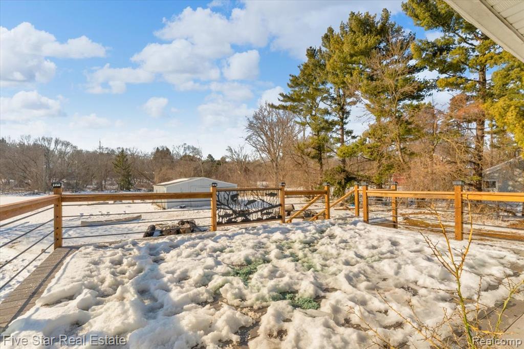 911 S Duck Lake Road