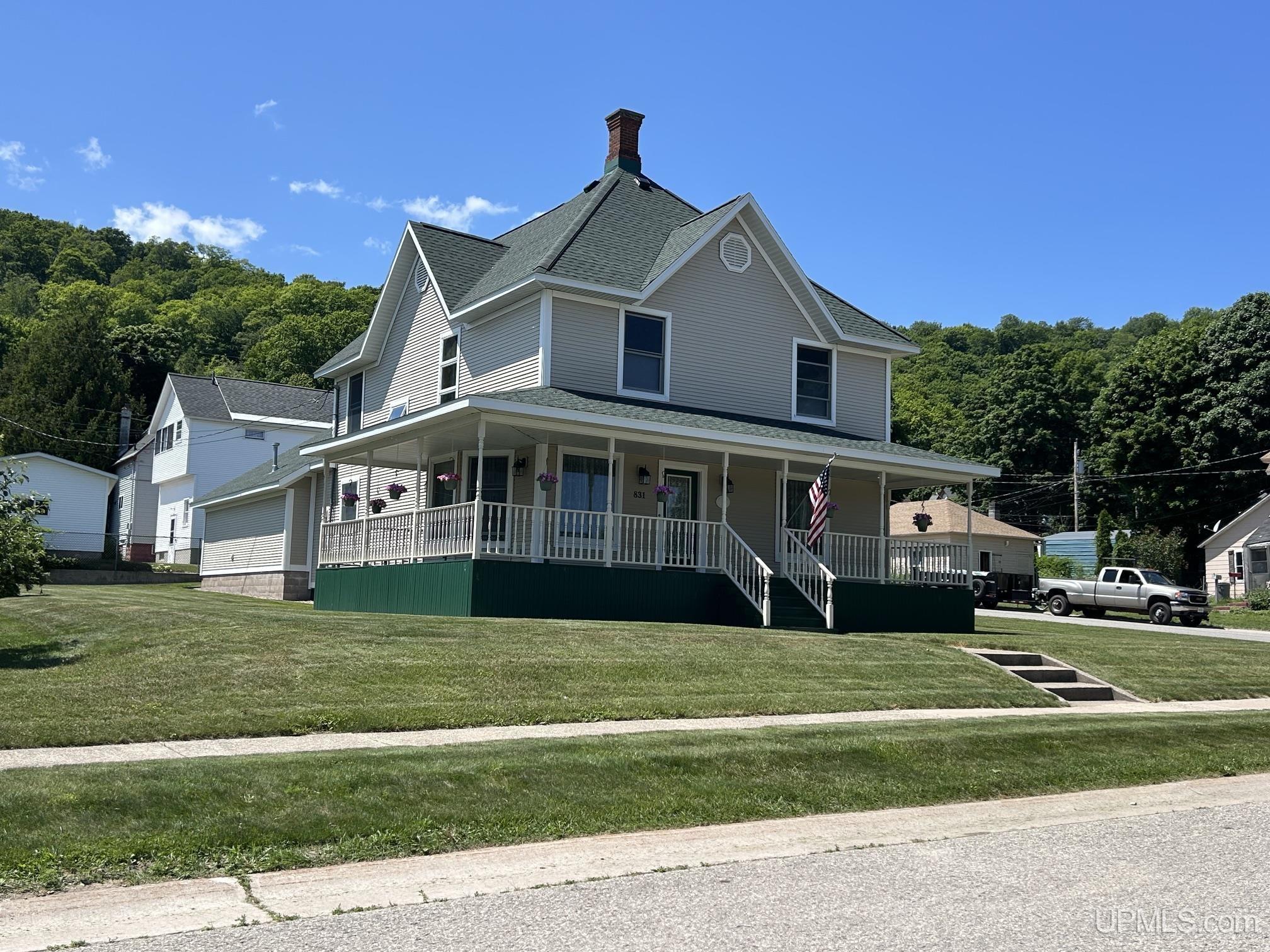 831 W Munising Avenue