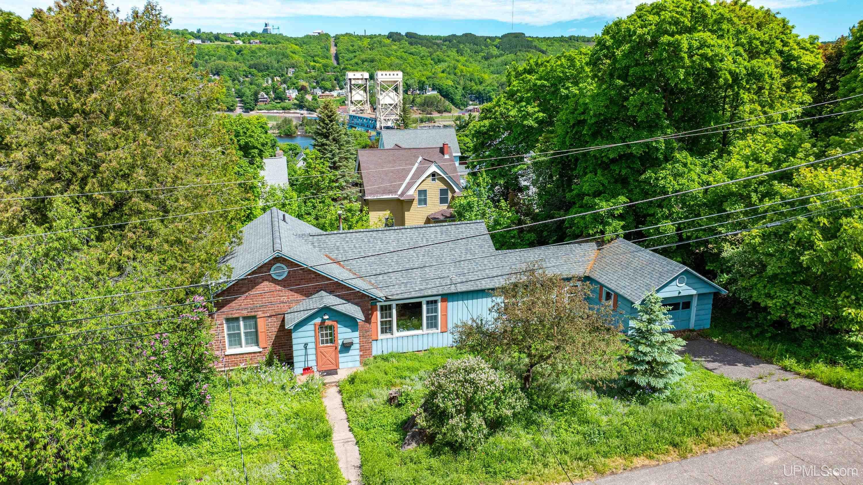 204 W Douglass Street