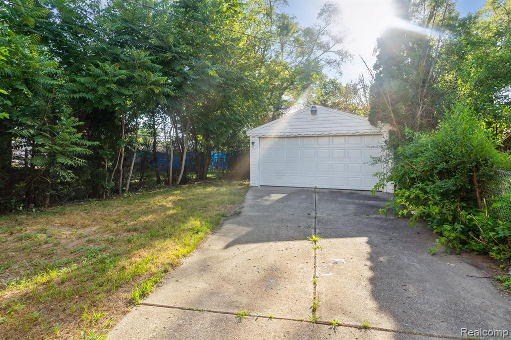 Detroit, Michigan 48235, United States, 3 Bedrooms Bedrooms, ,3 BathroomsBathrooms,Residential,Pending,192819