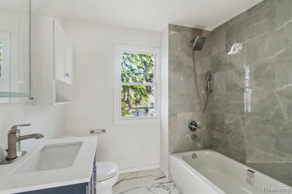 Detroit, Michigan 48235, United States, 3 Bedrooms Bedrooms, ,3 BathroomsBathrooms,Residential,Pending,192819