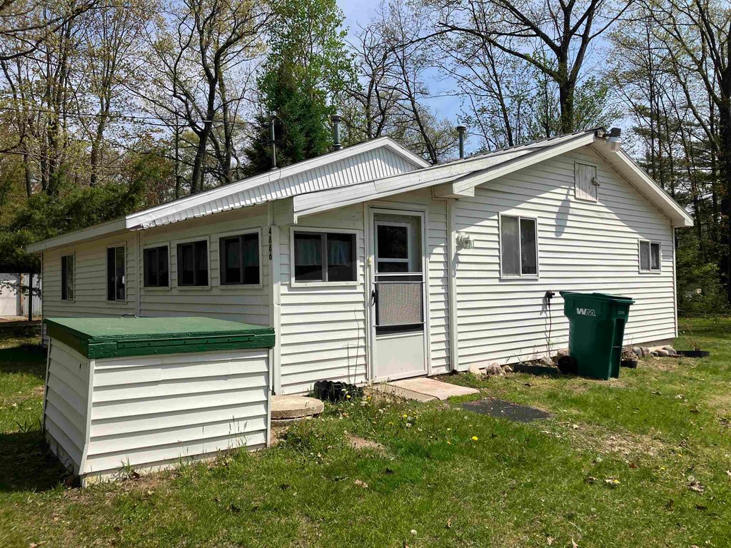 Photo of 4886 Maplewood Street, Harrison, MI 48625 (MLS # 50208697)