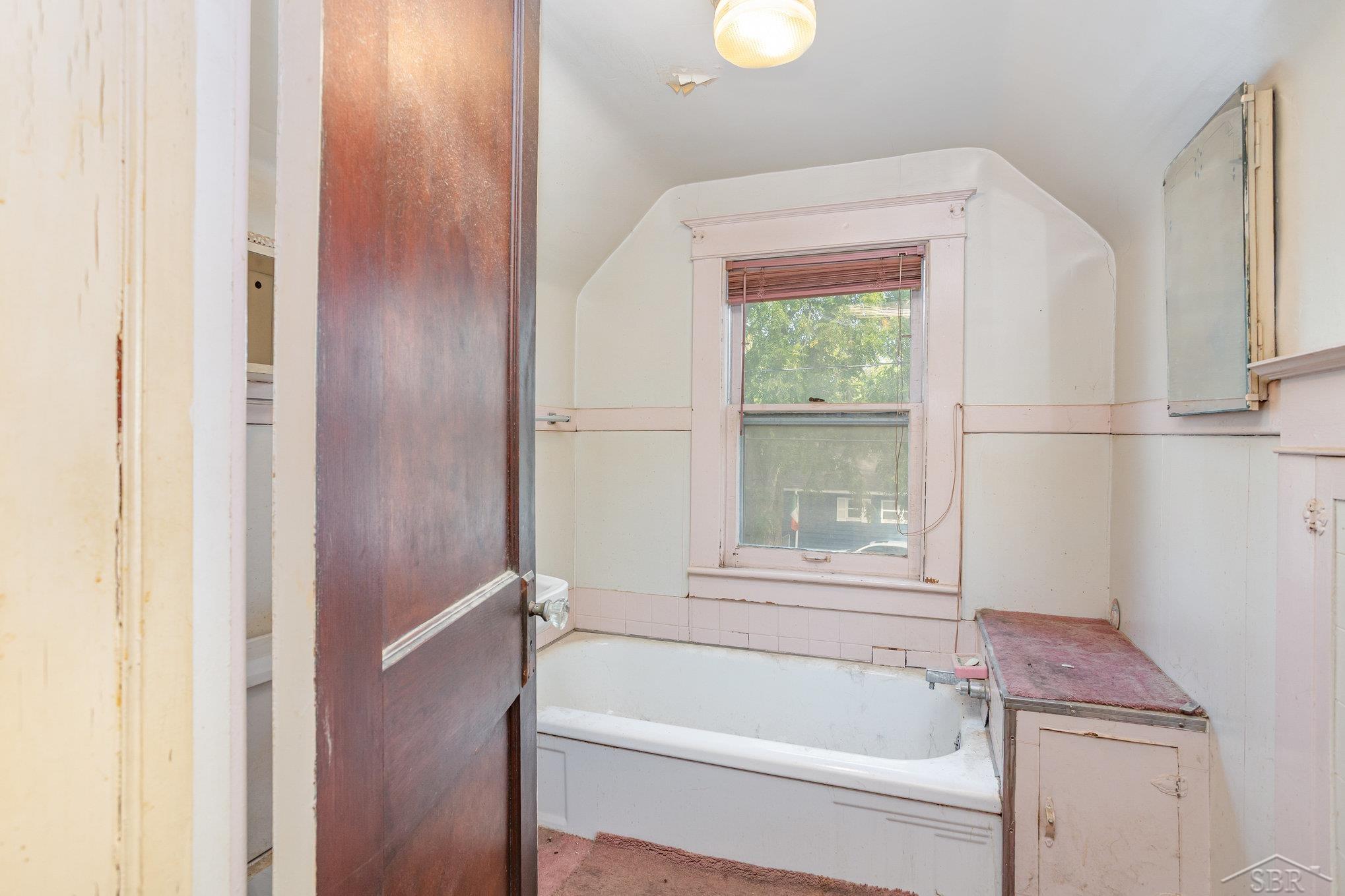 Saginaw, Michigan 48602, United States, 3 Bedrooms Bedrooms, ,1 BathroomBathrooms,Residential,Pending,210999