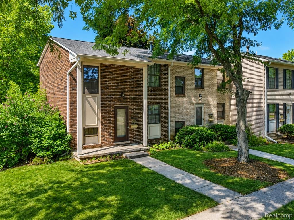 8358 Lakeview Court