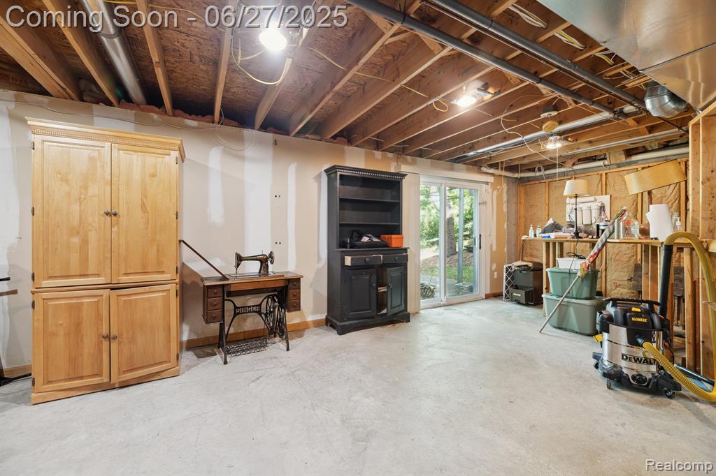 Oxford, Michigan 48371, United States, 4 Bedrooms Bedrooms, ,3 BathroomsBathrooms,Residential,Pending,192824