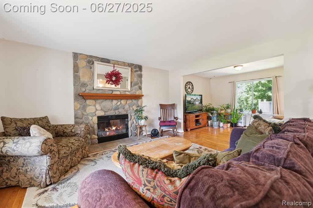 Oxford, Michigan 48371, United States, 4 Bedrooms Bedrooms, ,3 BathroomsBathrooms,Residential,Pending,192824