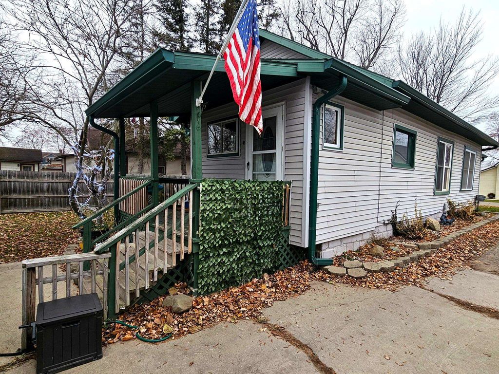 Photo of 212 E Brown Street, Beaverton, MI 48612 (MLS # 50196460)