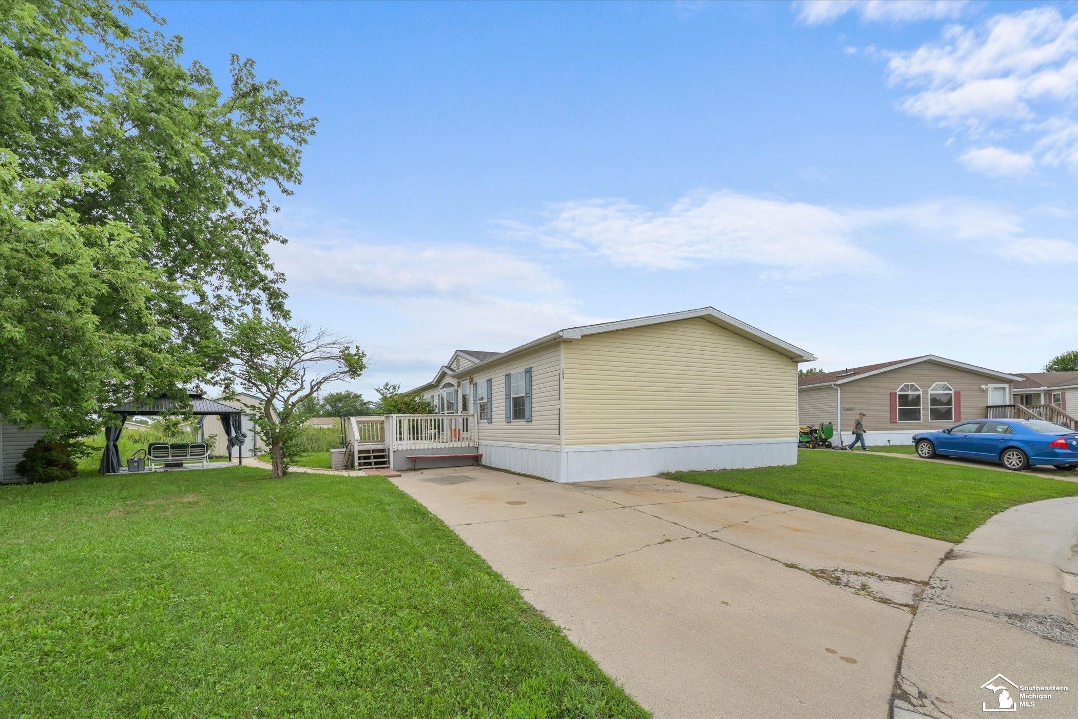584 PINE TREE Court