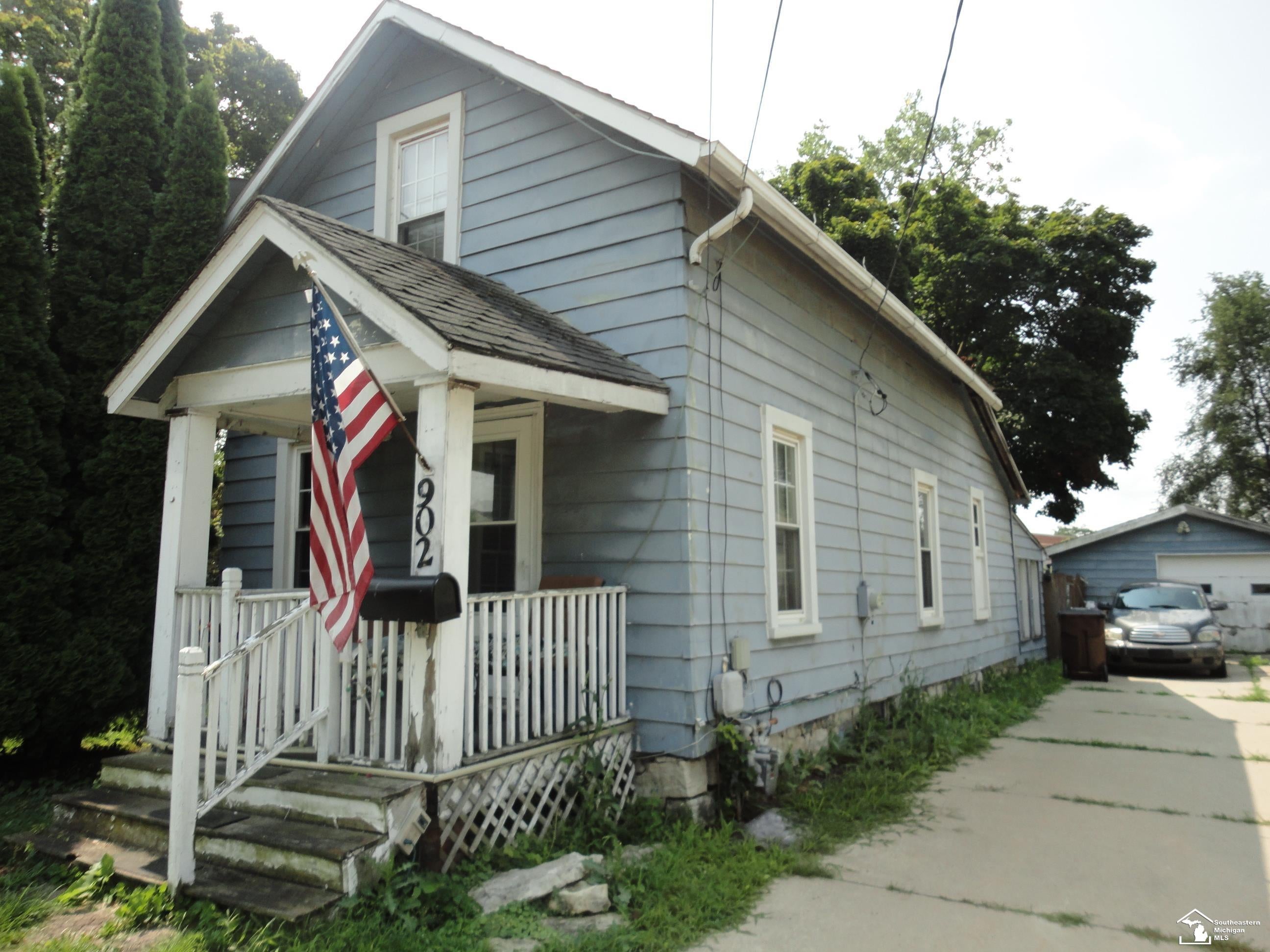902 E Elm Street