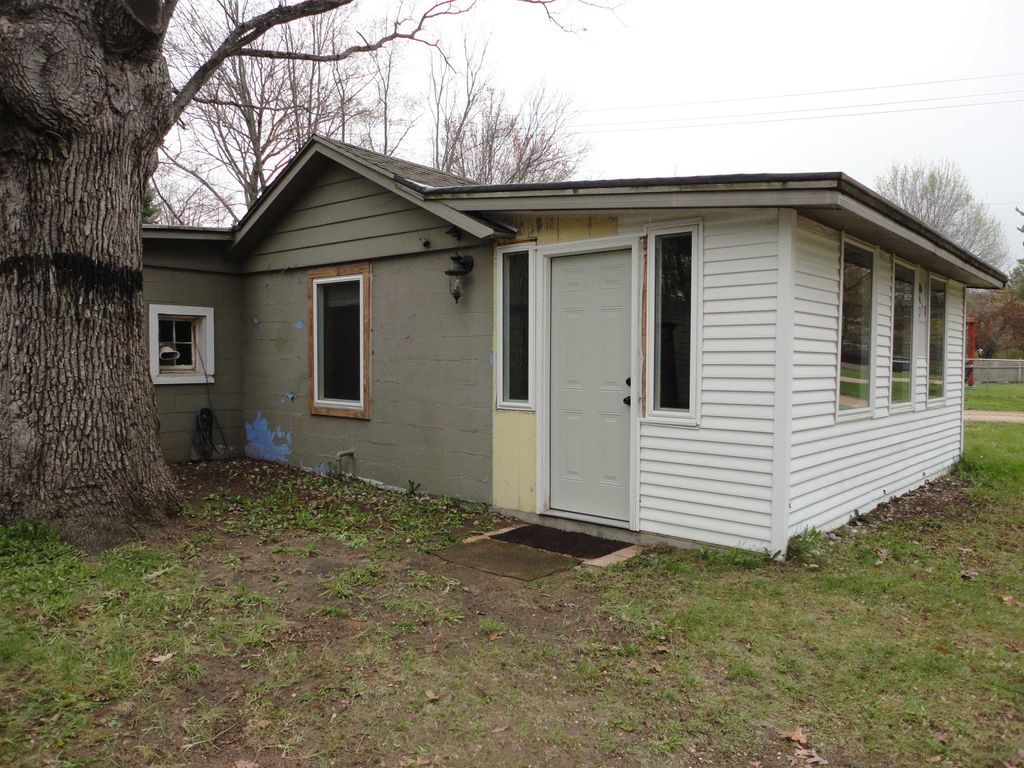 Photo of 305 maple Street, Lake, MI 48632 (MLS # 50206329)