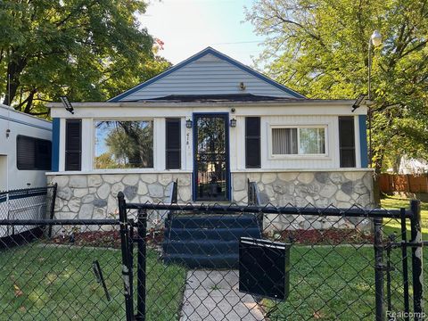 Photo of 618 E Pulaski Avenue, Flint, MI 48505 (MLS # 60940797)