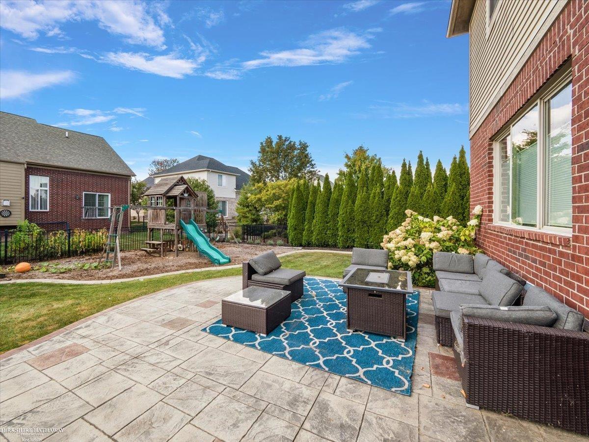 Harrison Twp, Michigan 48045, United States, 4 Bedrooms Bedrooms, ,3 BathroomsBathrooms,Residential,Active,227178