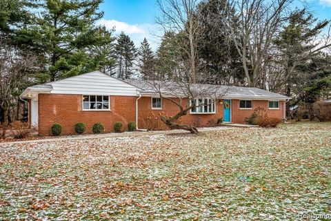 Photo of 195 Nesbit Lane, Rochester Hills, MI 48309 (MLS # 60953004)