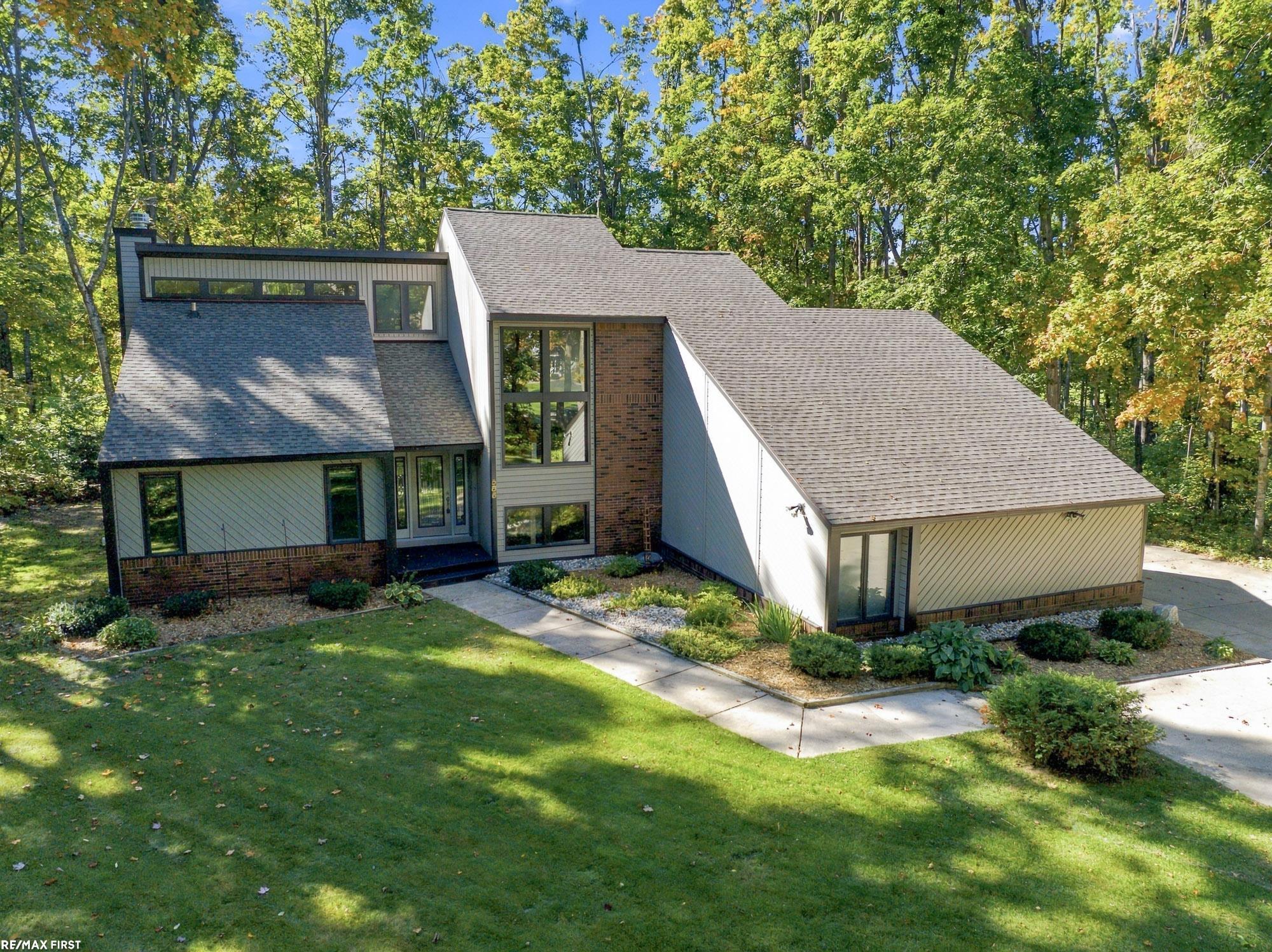 586 Woodside Lane