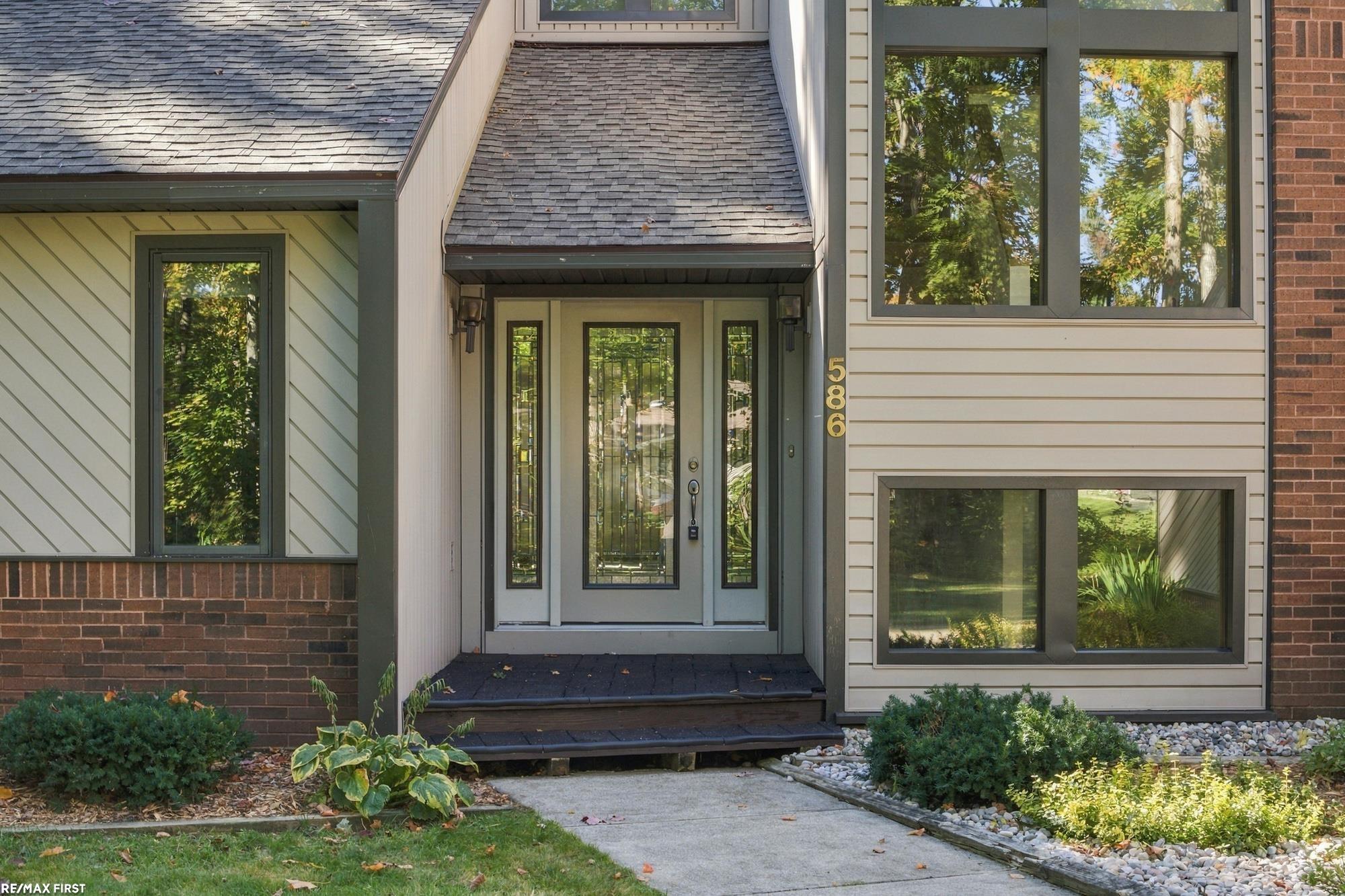586 Woodside Lane