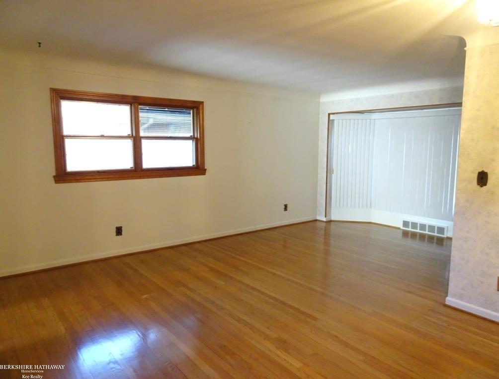 Saint Clair Shores, Michigan 48081, United States, 3 Bedrooms Bedrooms, ,2 BathroomsBathrooms,Residential,Active,232113