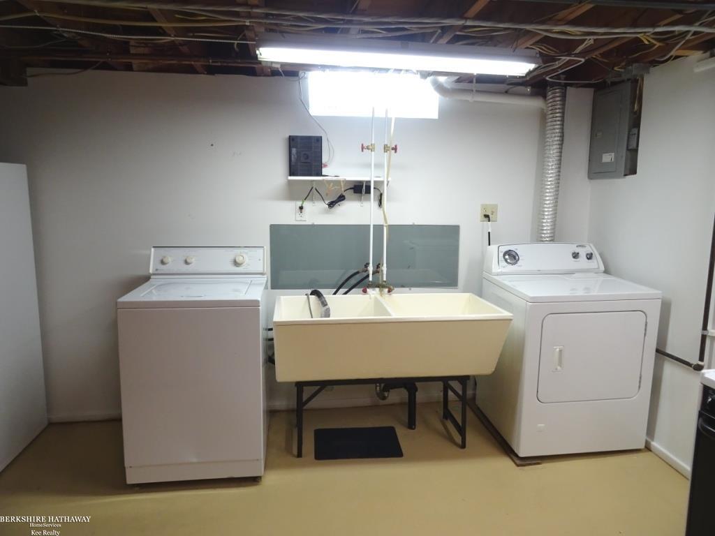 Saint Clair Shores, Michigan 48081, United States, 3 Bedrooms Bedrooms, ,2 BathroomsBathrooms,Residential,Active,232113